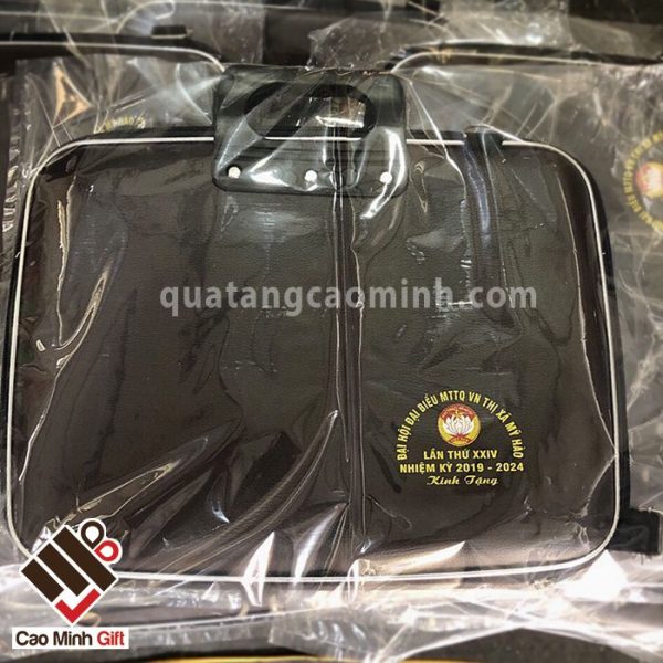 Cao Minh gift - chuyên in logo cặp da số lượng lớn theo yêu cầu của khách hàng