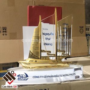 Thuyền buồm vàng pha lê