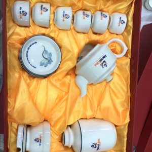 Cao Minh gift - chuyên cung cấp ấm chén Bát tràng in logo số lượng lớn với nội dung theo yêu cầu của khách hàng