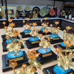 Cao Minh gift - chuyên cung cấp mô hình sen mạ vàng phong thủy in logo số lượng lớn với nội dung theo yêu cầu của khách hàng