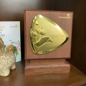 Quà tặng phong thủy hoa sen vàng in logo Vietcombank