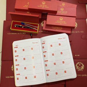 Sổ da và bút ký mạ vàng in logo