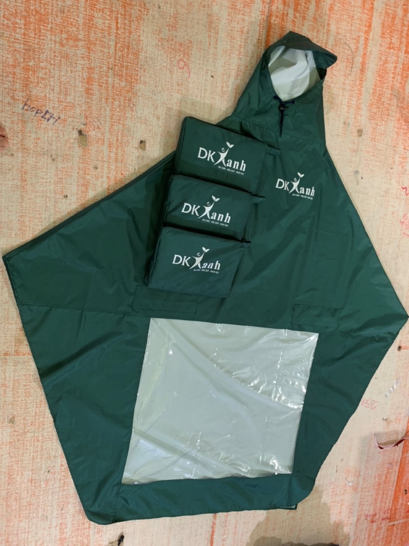 In áo mưa cánh dơi