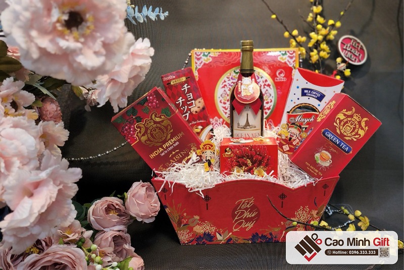 Hộp quà Tết với màu đỏ truyền thống