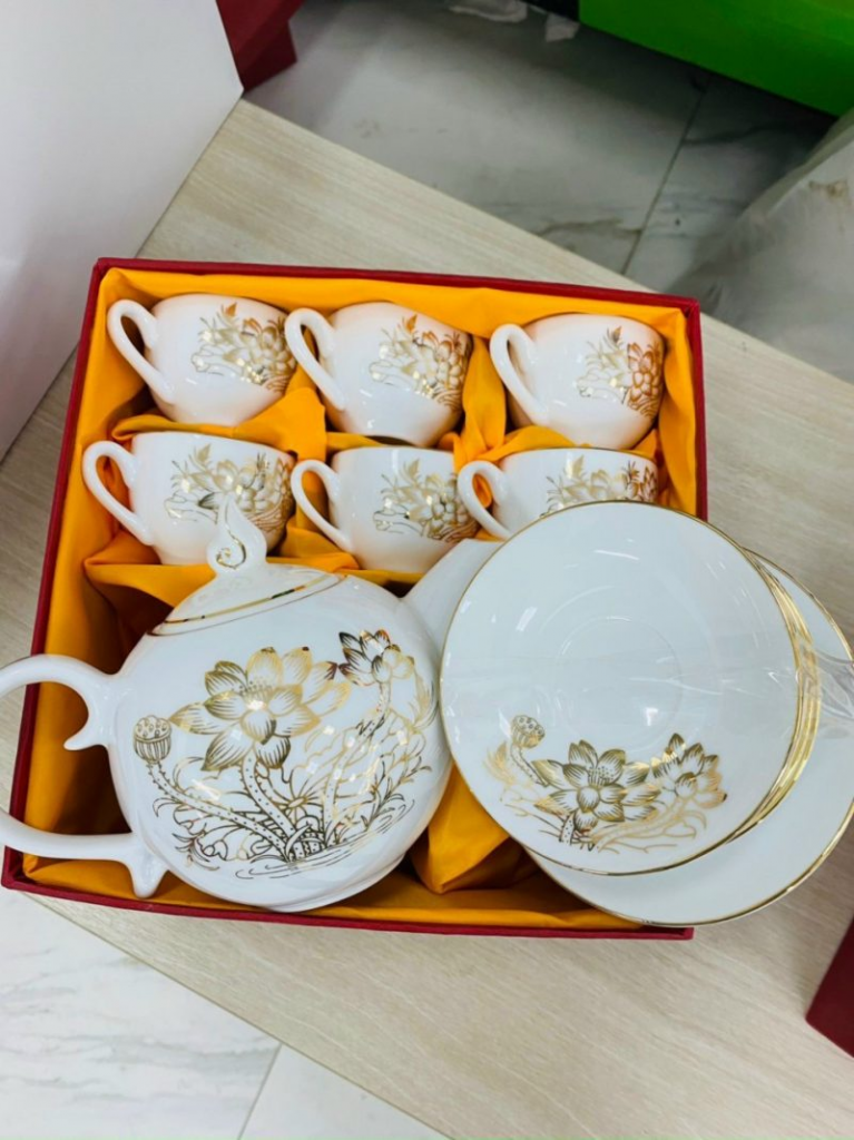 Quà tặng dịp Tết - Bộ ấm chén Bát Tràng