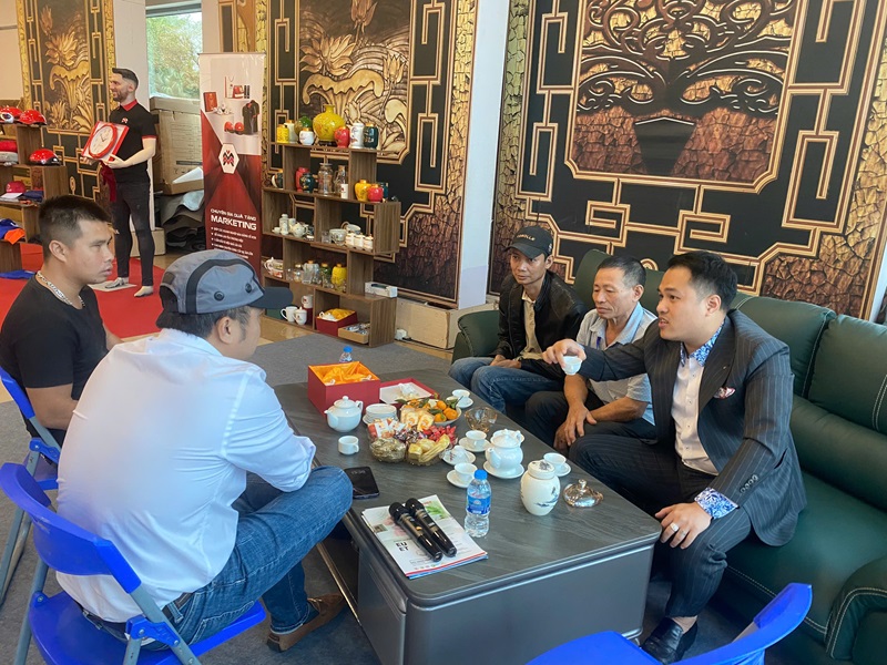 Hình ảnh khách tới tham quan gian hàng Vietbuild 2024 của Cao Minh gift và bàn bạc chiến lược hợp tác kinh doanh