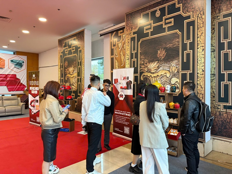 Hình ảnh nhân viên Cao Minh gift nhiệt tình tư vấn quà tặng phù hợp các chiến dịch tri ân cuối năm cho khách hàng Doanh nghiệp