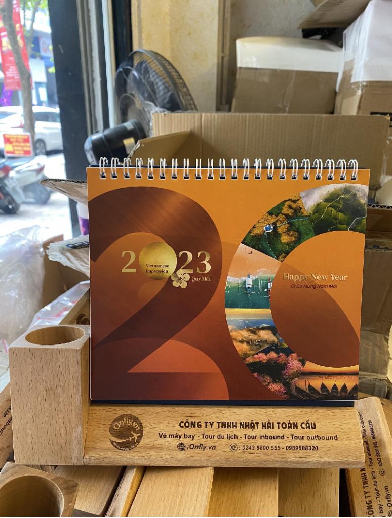 Lịch để bàn đế gỗ - sản phẩm được ưa chuộng