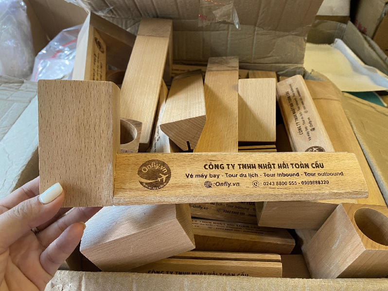 Đế gỗ được sản xuất cùng với lọ đựng bút