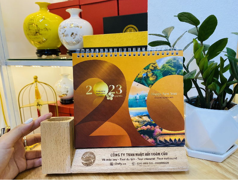 Lịch để bàn đế gỗ làm quà tặng thương hiệu