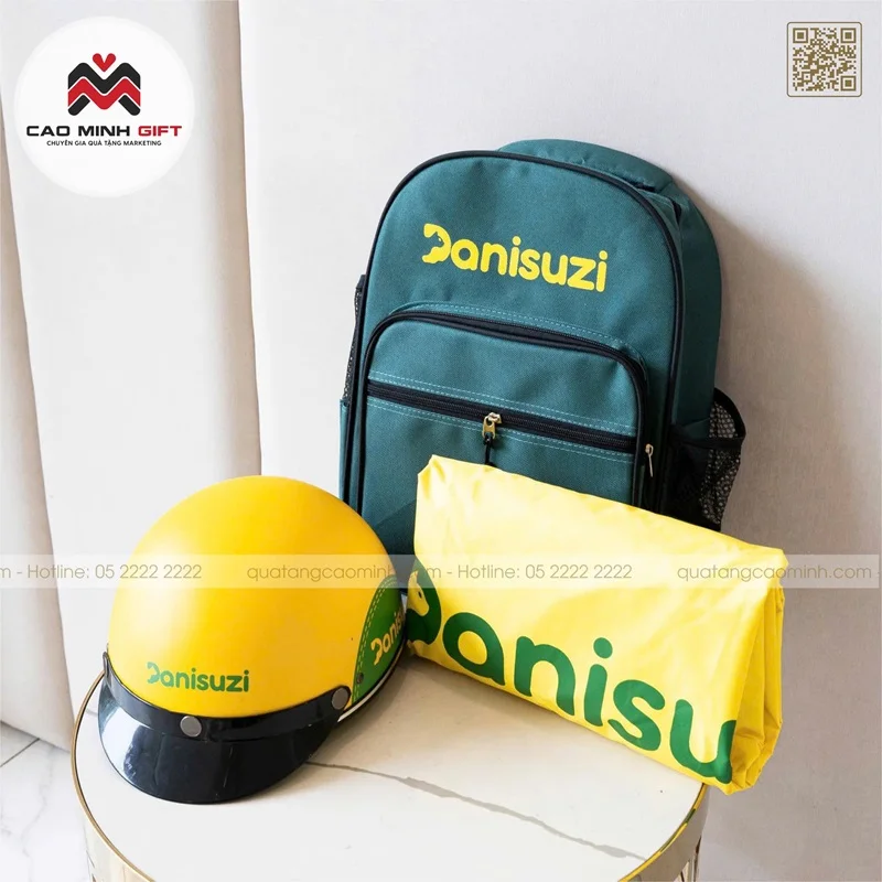 Bộ quà tặng mũ bảo hiểm, balo, áo mưa nhãn hiệu sữa mới đặt