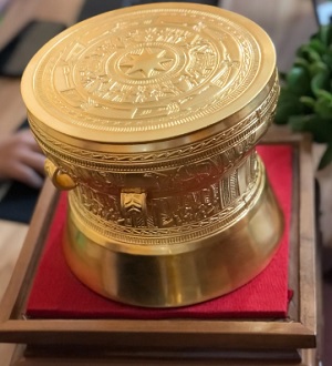 Trống đồng Đông Sơn hoa văn chìm dát vàng 24K làm quà tặng