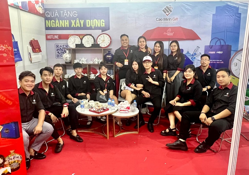 Đội ngũ nhân viên Cao Minh gift tại VietBuild Hà Nội 2023