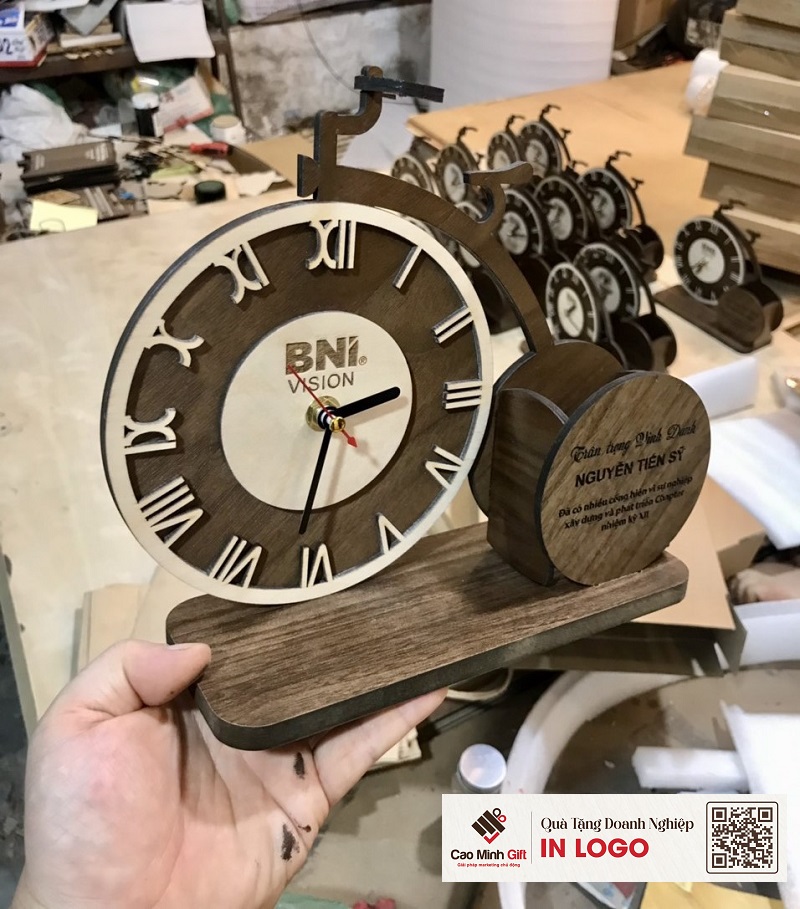 đồng hồ bằng gỗ để bàn