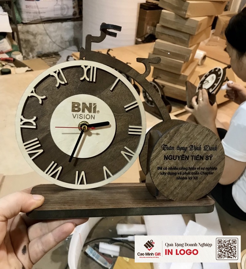 đồng hồ bằng gỗ để bàn