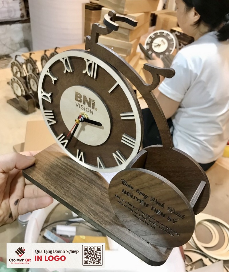 đồng hồ bằng gỗ để bàn