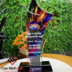 Cúp vinh danh nhà phân phối xuất sắc