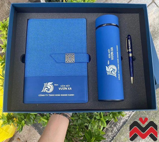 Chiêm ngưỡng set sổ tay, bút ký, bình giữ nhiệt tặng nhân viên ngày 1/5 của một doanh nghiệp