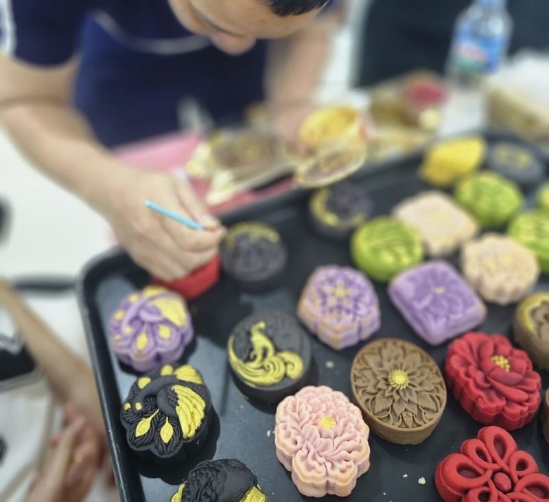 Bánh trung thu nghệ thuật in logo theo yêu cầu