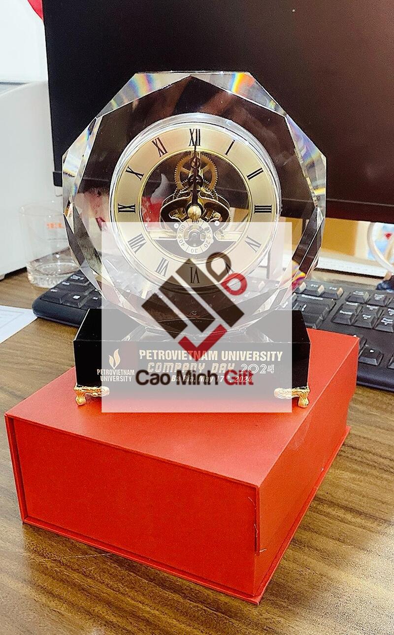Đồng hồ để bàn Petro University