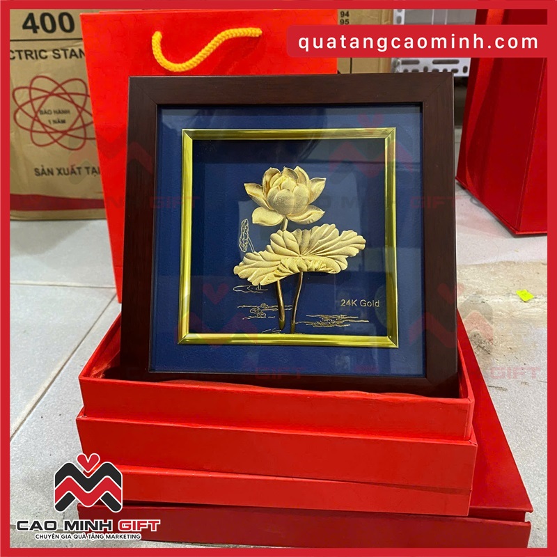 Tranh hoa sen dát vàng 24K