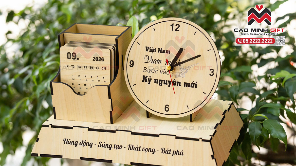 Chuyên gia tư vấn đặt lịch gỗ để bàn làm quà tặng khách hàng dịp Tết 2026