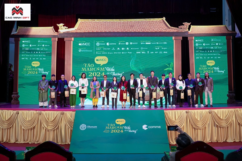 Quà tặng kỷ niệm chương nhà tài trợ chương trình Táo Marcom 2024 do VMCC tổ chức trao tặng