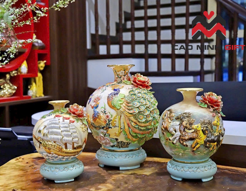 Bộ tam bình hút lộc Thuận buồm xuôi gió, Mã đáo thành công và Công đào Bát Tràng đắp nổi đẹp mê người