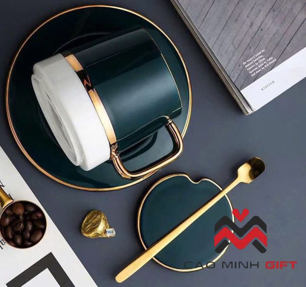 Bộ cốc sứ quà tặng kèm đế và thìa khuấy in logo theo yêu cầu - Quà tặng lý tưởng cho mọi sự kiện của doanh nghiệp