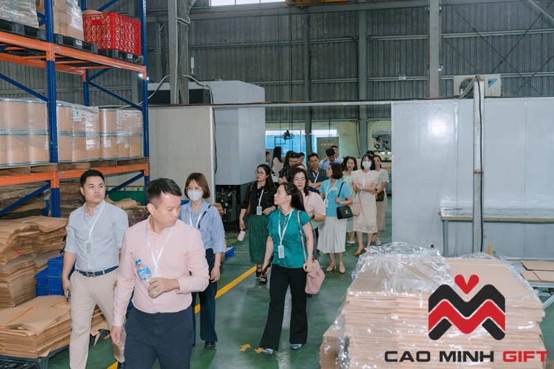 Cao Minh trải nghiệm quy trình sản xuất đồ gia dụng chuẩn châu Âu tại nhà máy Elmich