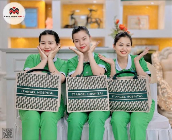 Quà tặng túi cói JT ANGEL HOSPITAL được làm bởi công ty Cao Minh gift