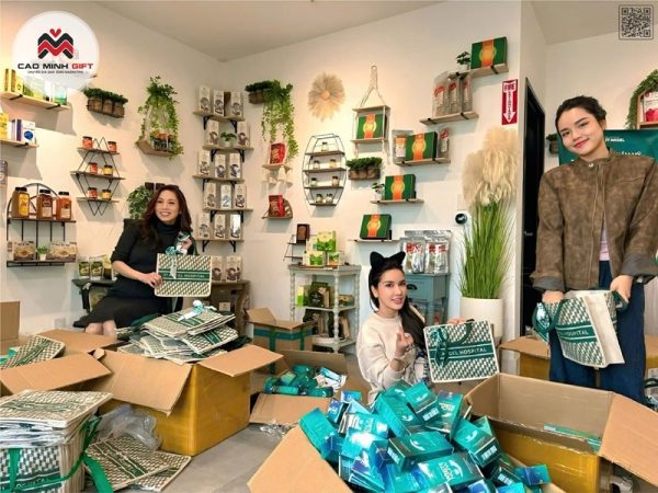 Túi cói quà tặng bệnh viện thẩm mỹ JT Angel được hoàn thành đơn bởi Cao Minh gift
