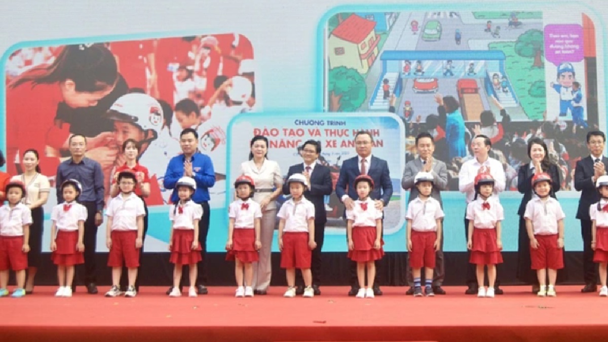 4 điều cần biết khi tài trợ mũ bảo hiểm cho học sinh