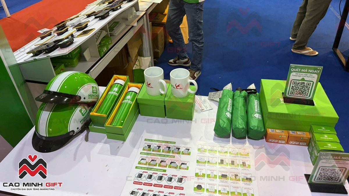 Nghệ thuật sắp đặt quà tặng doanh nghiệp bàn booth hút khách ghé thăm gian hàng