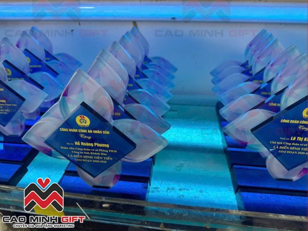 Đặt hàng số lượng lớn Kỷ niệm chương ngành công an theo yêu cầu làm quà tặng tri ân đoàn viên công đoàn cơ sở giá tốt?