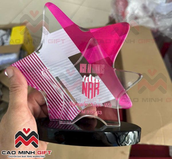 Cao Minh gift nhận làm Kỷ niệm chương theo yêu cầu như giải chạy Nghê An Runners