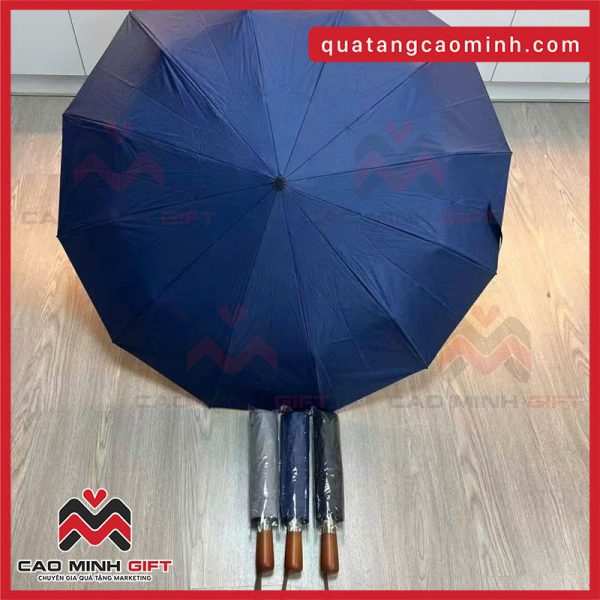 In logo lên những chiếc ô tự động 2 chiều cán gỗ bọc da này làm quà tặng quả là ý tưởng tuyệt vời cho doanh nghiệp