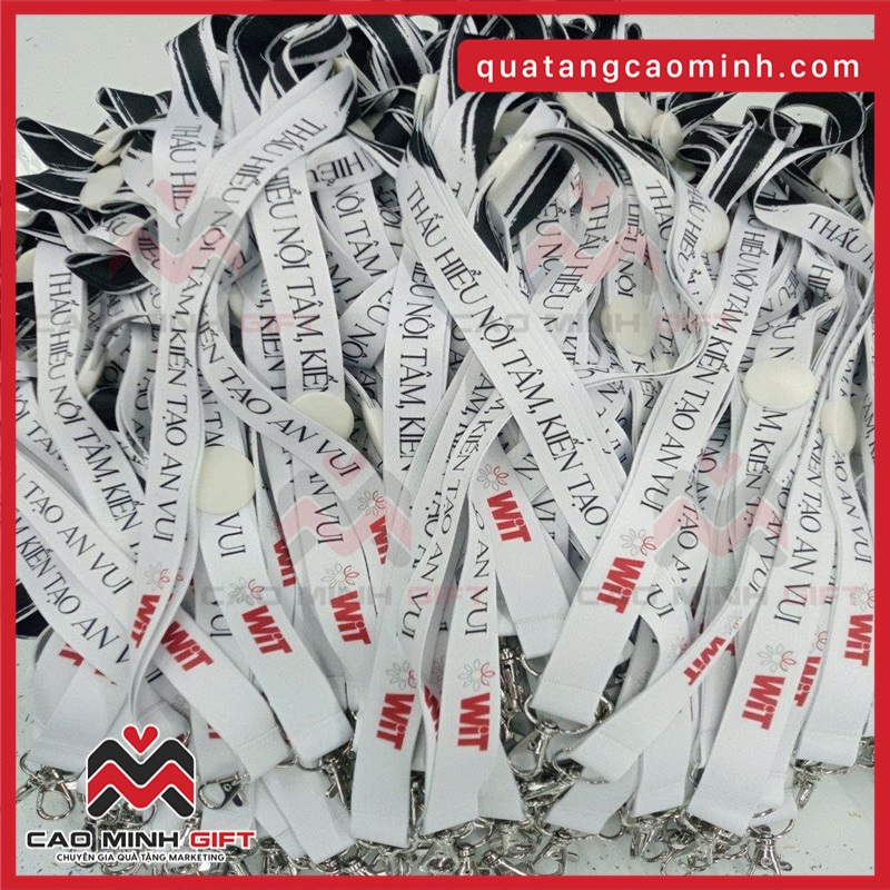 In logo lên dây đeo thẻ số lượng lớn tại Cao Minh gift