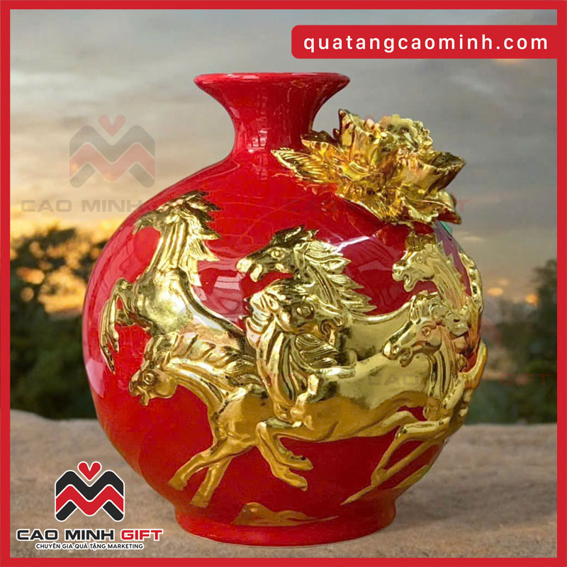 Hút lộc bát mã đắp nổi mạ vàng - Tượng trưng cho sự may mắn, tài lộc, thành công, thăng tiến và phát đạt trong công việc và cuộc sống, cũng như sức mạnh, ý chí kiên cường, và sự đoàn kết.