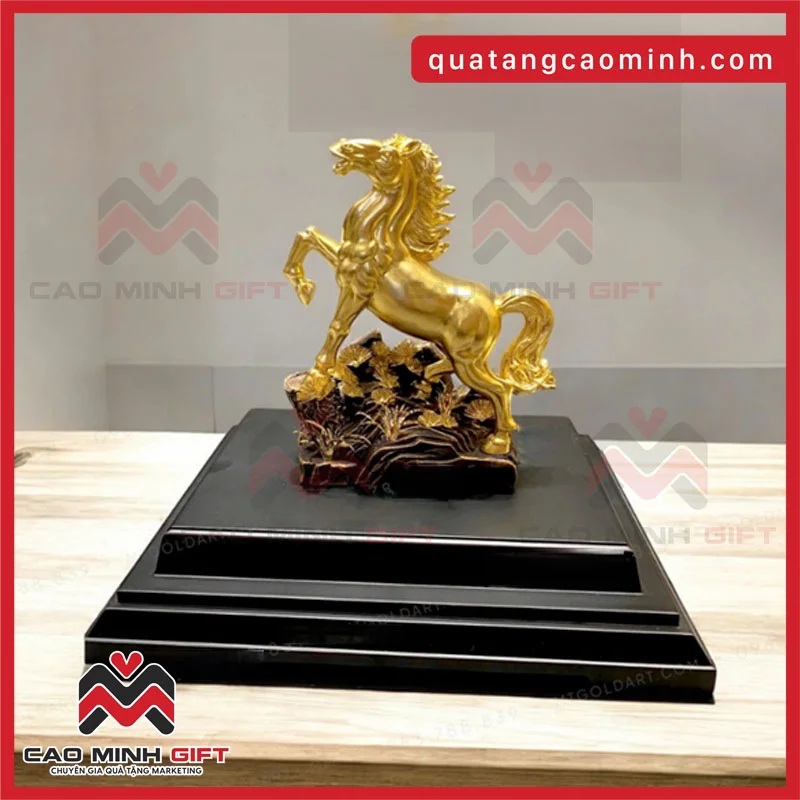 Ngựa vàng quà tặng sếp mạ vàng – Biểu tượng thăng tiến và tài lộc vững bền