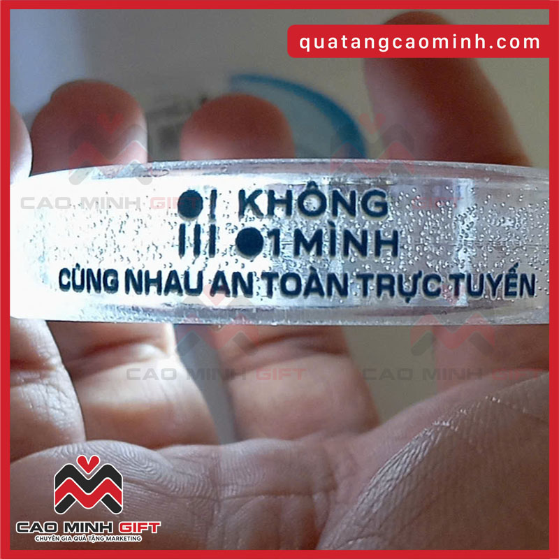 quà tặng vòng tay led phát sáng chiến dịch KHÔNG MỘT MÌNH do Cao Minh gift thực hiện