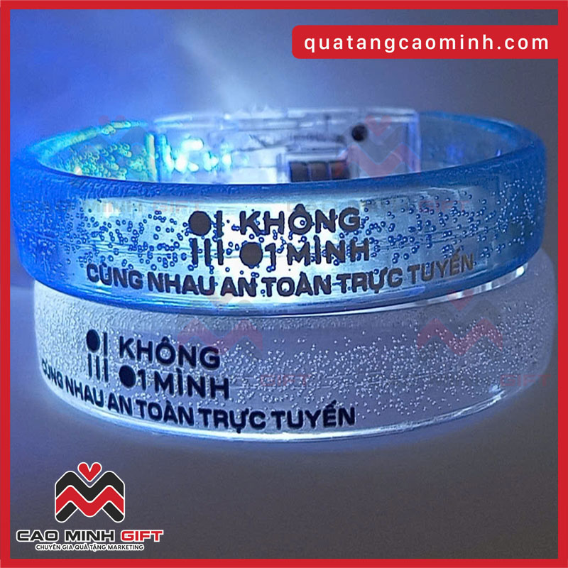 sản phẩm vòng tay LED “KHÔNG MỘT MÌNH” đã được thực hiện bởi Cao Minh gift