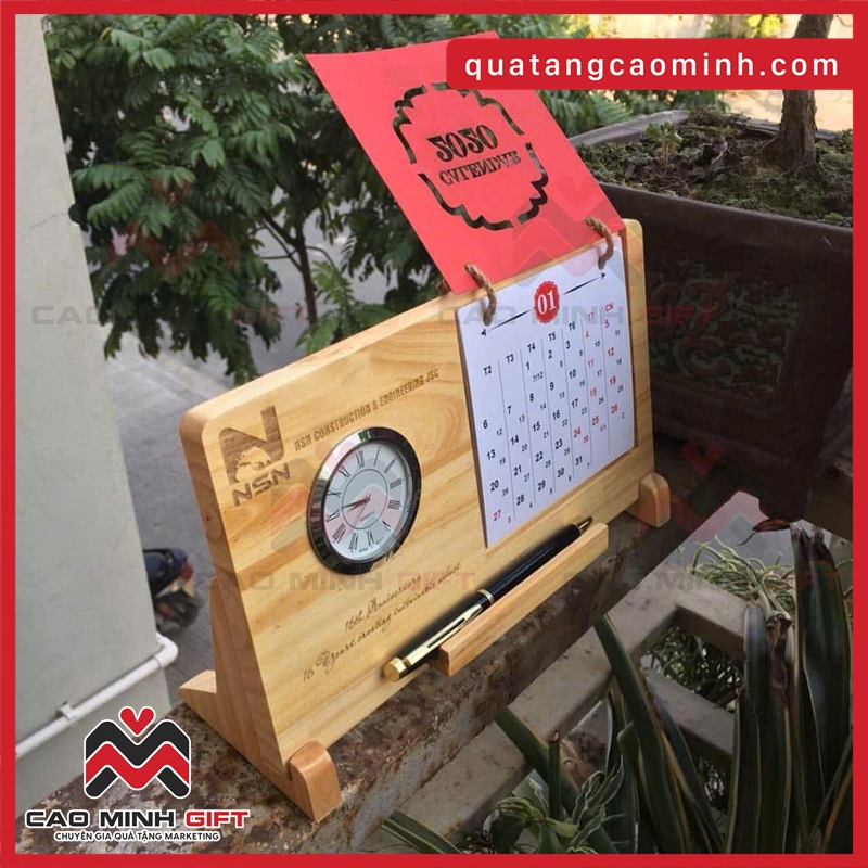 Lịch thư pháp và đồng hồ gỗ để bàn