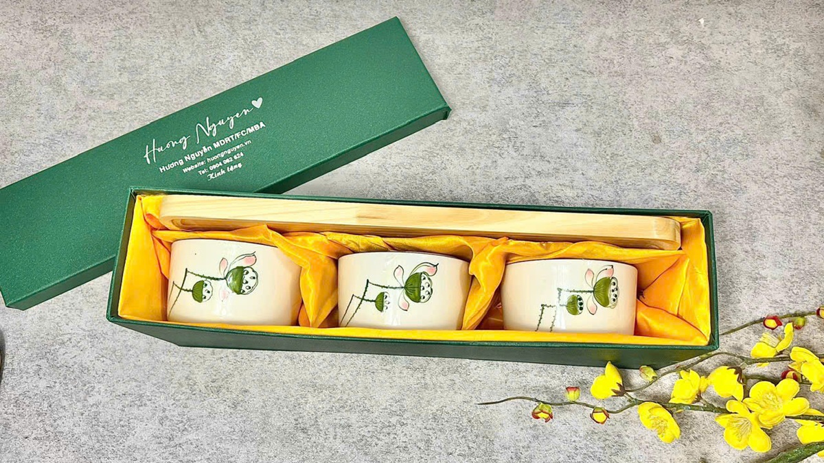 Gợi ý mix set quà hũ đựng mứt gốm sứ làm quà Tết doanh nghiệp
