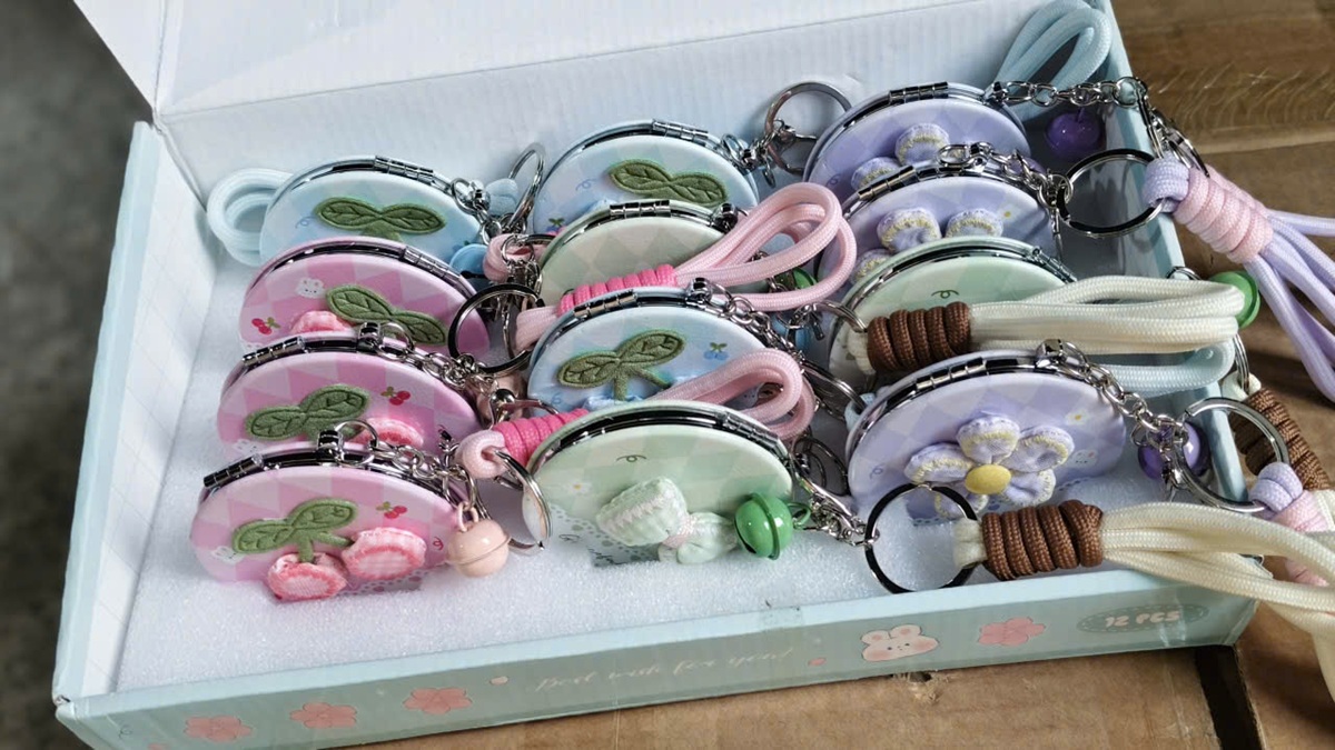 Gương 2 mặt kèm móc khóa – Quà tặng nhỏ xinh, tạo dấu ấn thương hiệu mỗi ngày