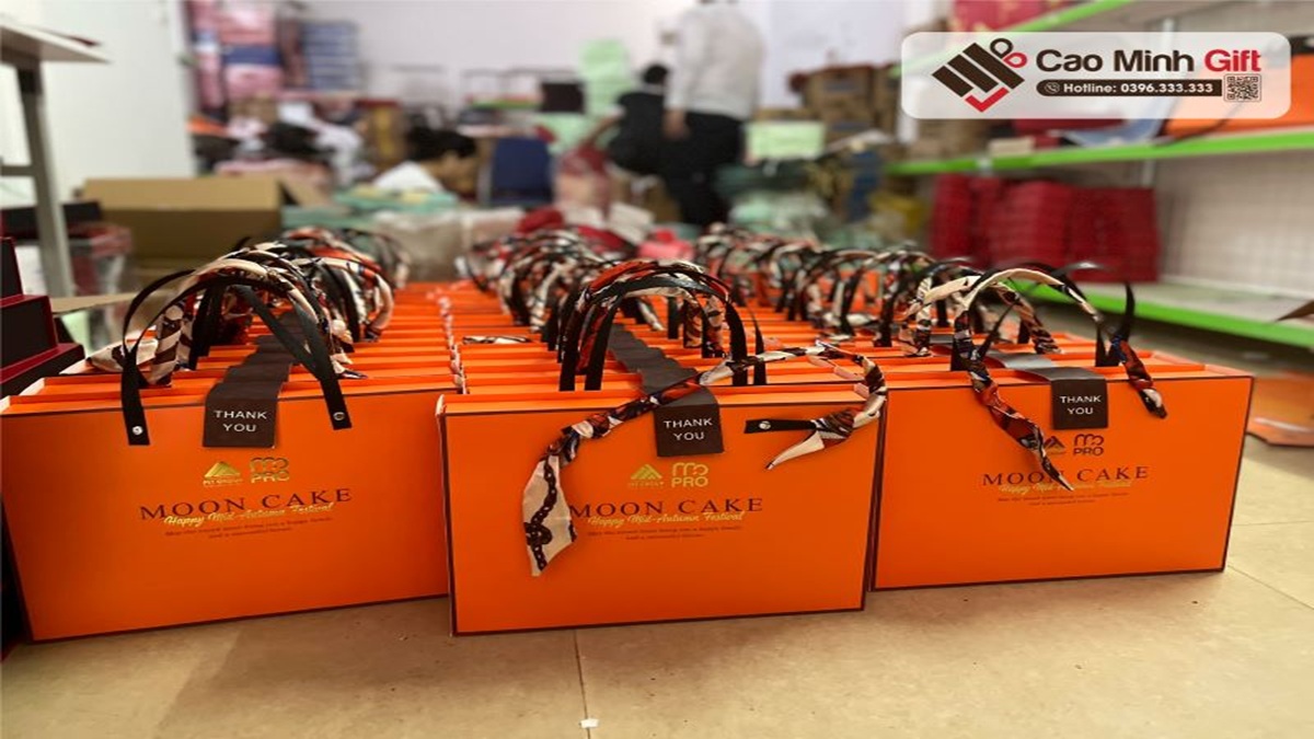 Túi giấy đựng quà in logo và giá trị truyền thông thương hiệu